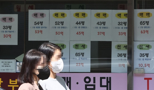 서울의 한 부동산중개업소에 붙어 있는 매물 정보. <연합뉴스>